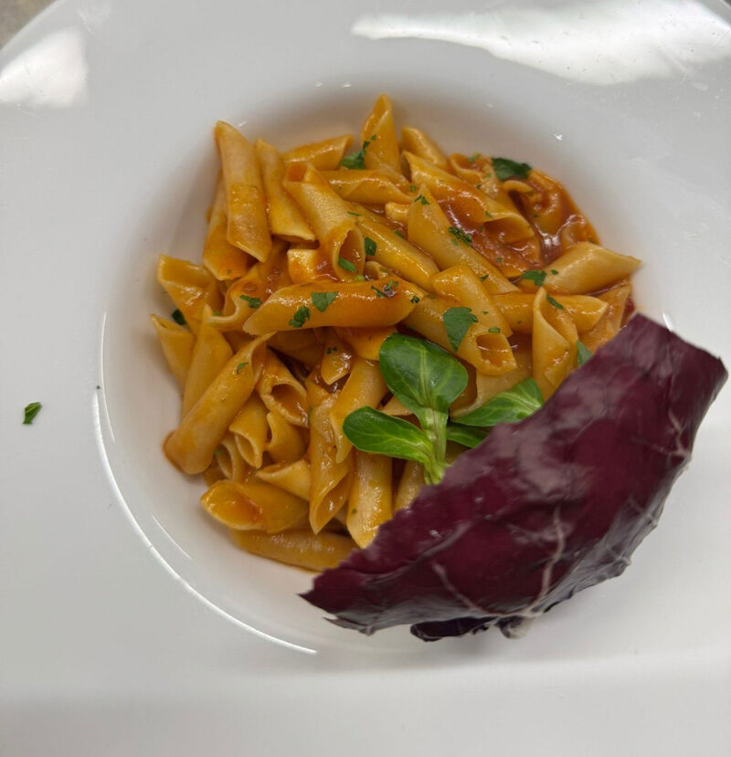 pripravljena jed pri kurji tat restavraciji pasta v omaki 2